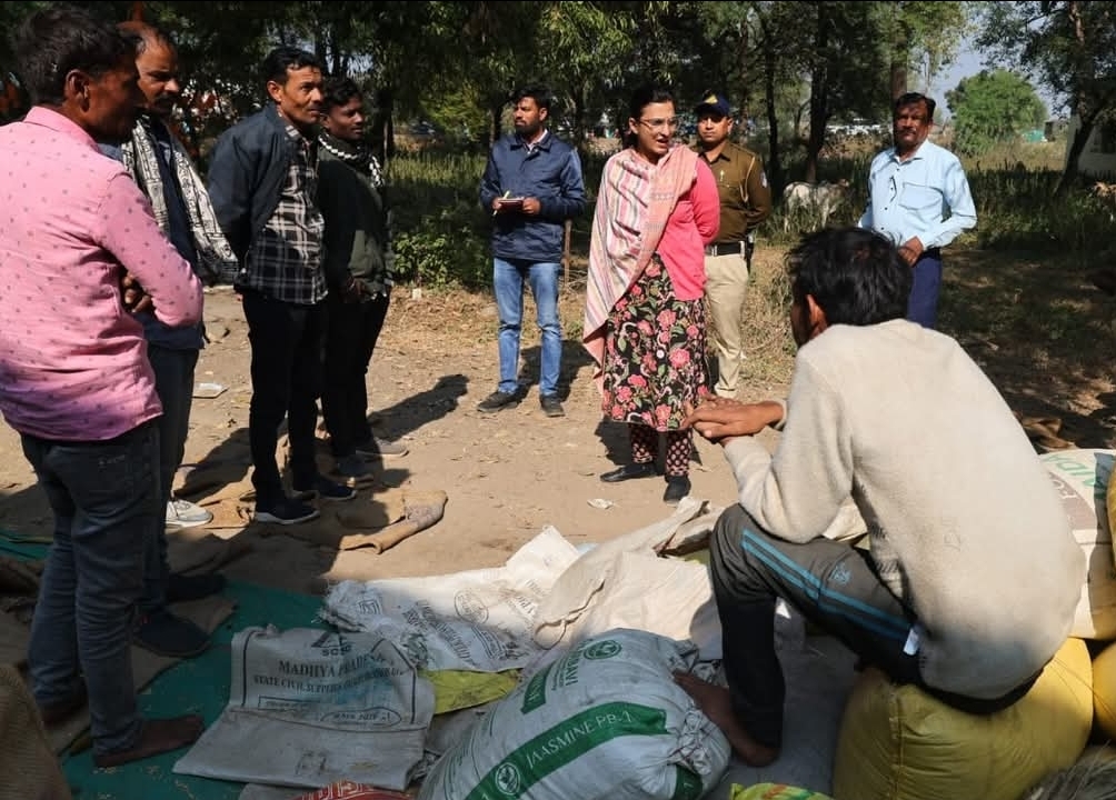 कलेक्टर श्रीमती रजनी सिंह ने करेली के भुगवारा रोड स्थित धान खरीदी केंद्र का निरीक्षण