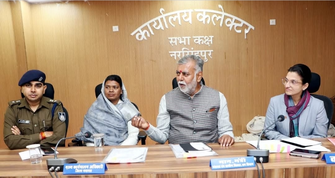 प्रदेश के पंचायत एवं ग्रामीण विकास व श्रम मंत्री श्री प्रहलाद सिंह पटेल की अध्यक्षता में कलेक्ट्रेट सभाकक्ष में शुक्रवार को नौरादेही अभ्यारण्य के अधिग्रहण क्षेत्र के अंतर्गत आने वाले ग्रामों के विस्थापन के संबंध में बैठक आयोजित की गई।