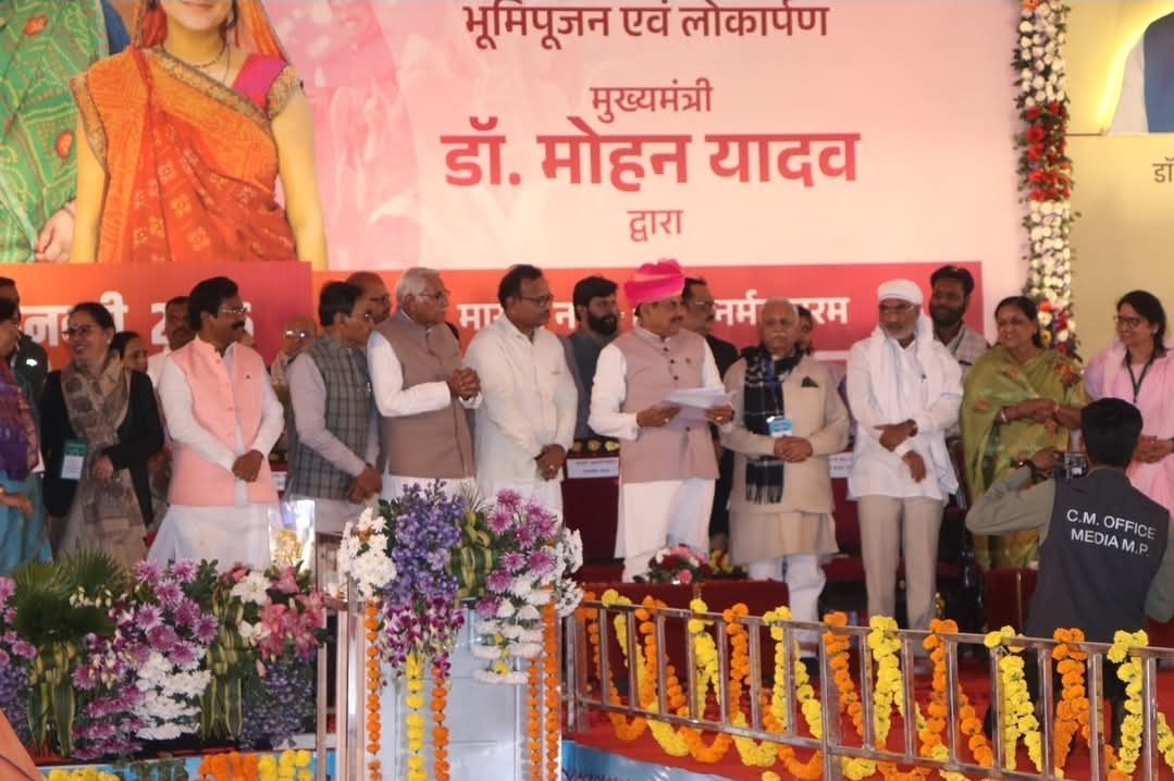 मुख्यमंत्री डॉ मोहन यादव ने माखन नगर में सिंगल क्लिक से प्रदेश की 1.25 करोड़ लाडली बहनों के खातों में 1836 करोड़ की राशि अंतरण की  ✳️मुख्यमंत्री ने 206 करोड़ के विकास कार्यों का भूमि पूजन एवं लोकार्पण किय