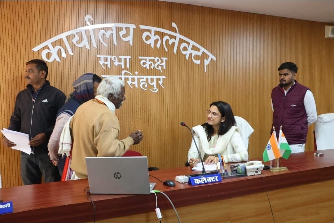 कलेक्टर श्रीमती रजनी सिंह ने जनसुनवाई में आए श्री बुद्धू सिंह को मौके पर मिली कान की मशीन 75 आवेदन पत्रों की हुई सुनवाई