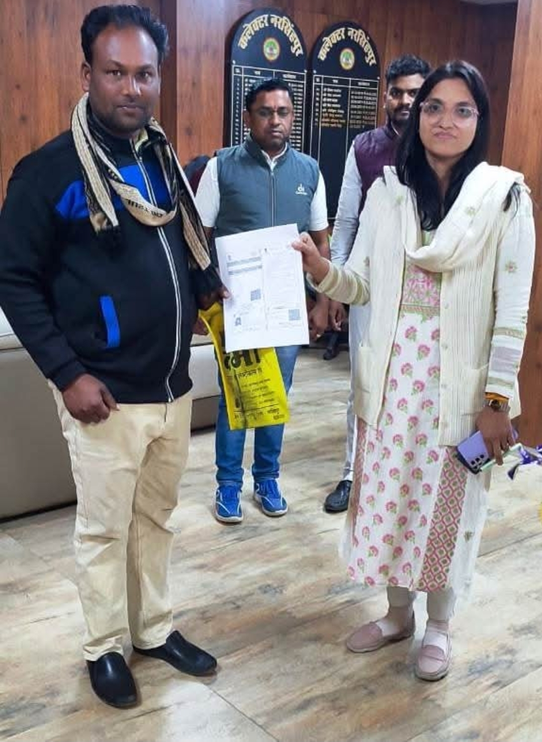 कलेक्टर श्रीमती रजनी सिंह ने दिव्यांग श्री आजाद चौधरी के पिता श्री हरी प्रसाद को सौंपा आधार कार्ड