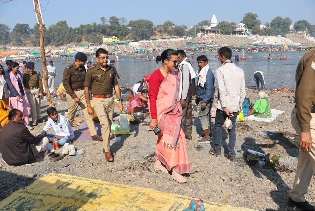 कलेक्टर श्रीमती रजनी सिंह और पुलिस अधीक्षक डॉ. ऋषिकेश मीणा ने गुरूवार को मकर संक्रांति के अवसर पर लगने वाले ऐतिहासिक बरमान मेले का निरीक्षण किया। उन्होंने सम्पूर्ण मेले का निरीक्षण कर श्रद्धालुओं व नागरिकों से चर्चा की