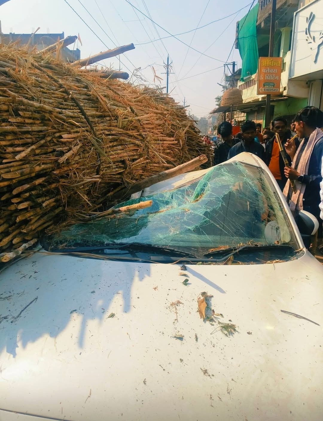 ⬛ नरसिंहपुर में बड़ा हादसा टला गन्ने से भरी ट्रॉली कार पर पलटी, कार सवार बाल-बाल बचा