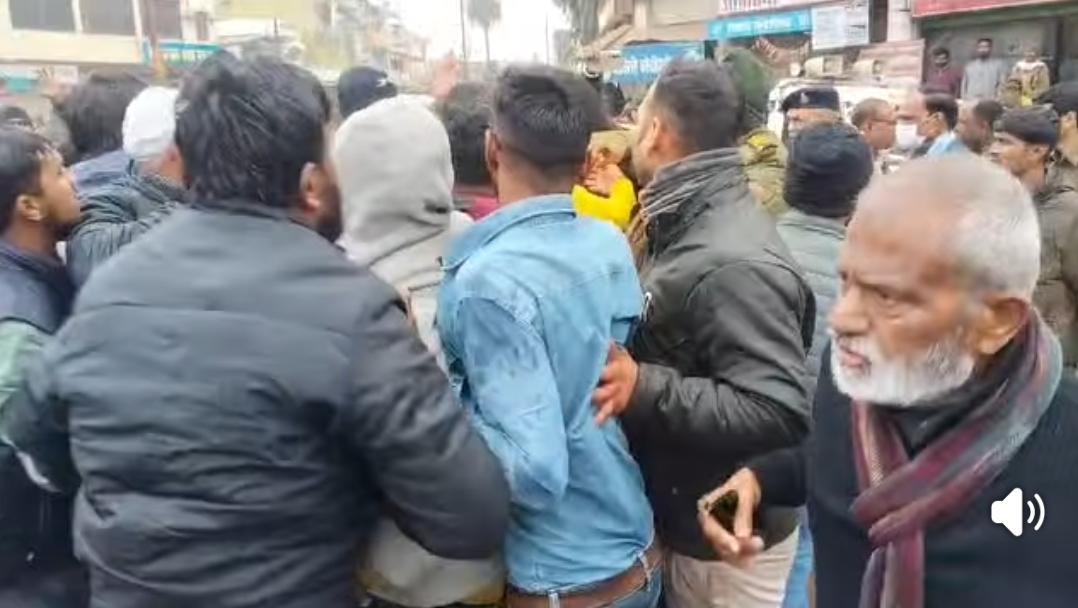 नरसिंहपुर युवा कांग्रेस ने किया मंत्री कैलाश विजयवर्गीय का घंटा बजाकर पुतला दहन