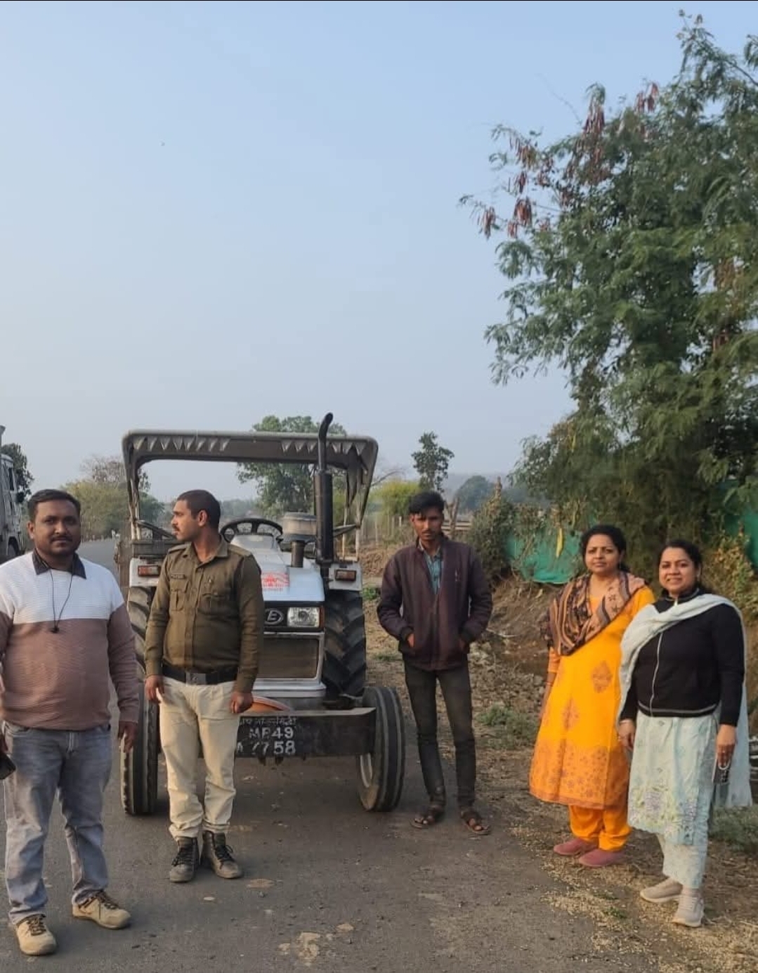 अवैध परिवहन करते हुए एक ट्रेक्टर की ट्राली रेत व एक ट्रेक्टर ट्राली गिट्टी जब्त