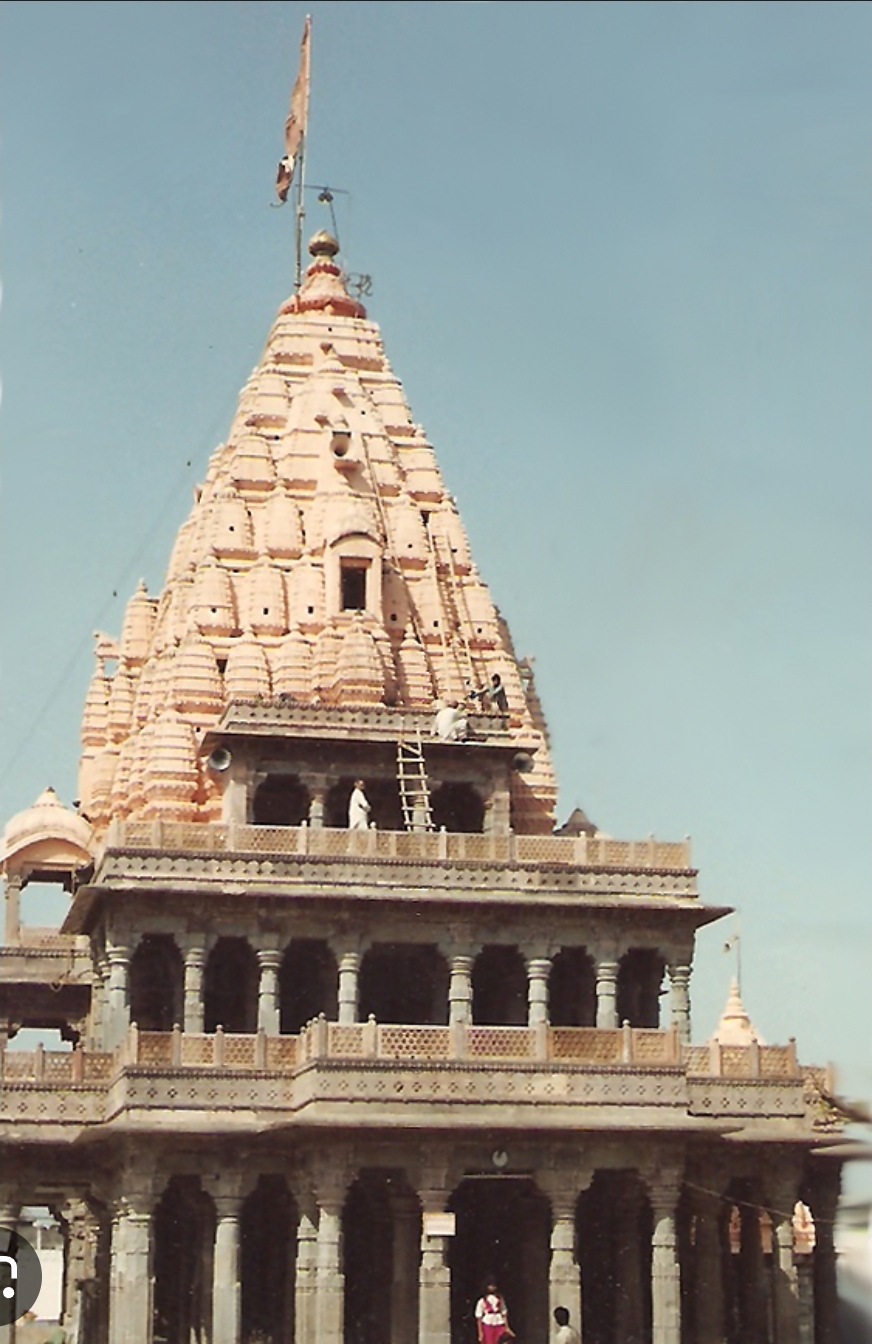 उज्जैन। ज्योतिर्लिंग महाकाल मंदिर में 2 मार्च को होलिका दहन होगा। 3 मार्च को तड़के 4 बजे भस्म आरती में रंगोत्सव मनेगा। पुजारी, पुरोहित हर्बल गुलाल से भगवान के साथ होली खेलेंगे।