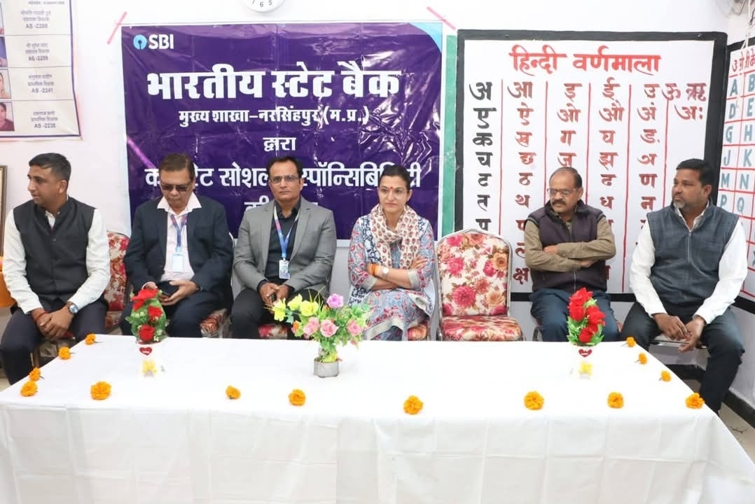 कलेक्टर श्रीमती रजनी सिंह ने जिले की जनपद पंचायत करेली के अंतर्गत आने वाले एकीकृत शासकीय प्राथमिक शाला रांकई को स्टेट बैंक ऑफ इंडिया की सामुदायिक विकास निधि (सीएसआर) के अंतर्गत शैक्षणिक सहित अन्य सामग्री विद्यालय को सौंपी