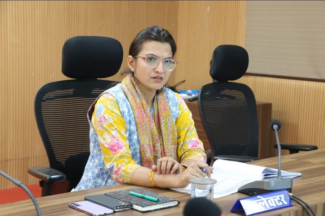 कलेक्टर श्रीमती रजनी सिंह ने गुरूवार को कलेक्ट्रेट सभाकक्ष में कक्षा पांचवीं एवं आठवीं की वार्षिक परीक्षा की तैयारियों तथा परीक्षा परिणामों में सुधार के लिए किए जा रहे प्रयासों की विस्तृत समीक्षा की