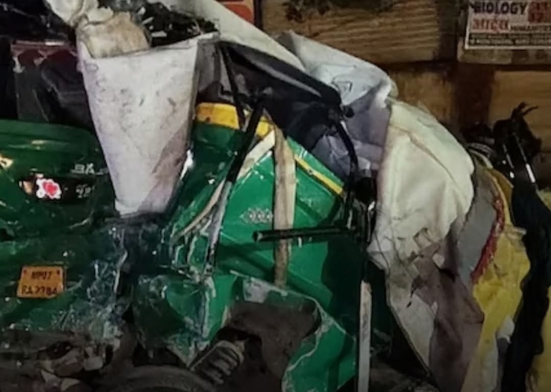 मध्य प्रदेश  ग्वालियर में ऑटो और कार की भिड़ंत में 5 लोगों की मौके पर मौत हो गई, जबकि 4 अन्य घायल हो गए
