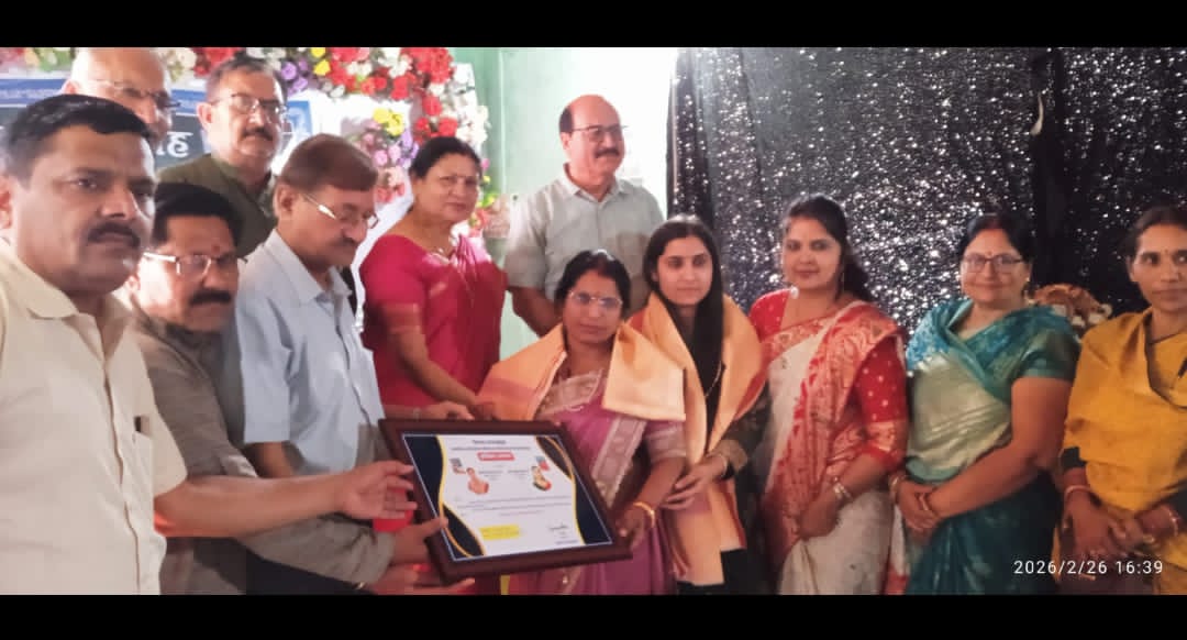 गाडरवारा/ विगत दिनों श्रीमती निर्मला पाराशर और उनकी बेटी साक्षी पाराशर की नव प्रकाशित कृतियों का विमोचन समारोह पूर्व विधायक श्रीमती साधना स्थापक, ने किया