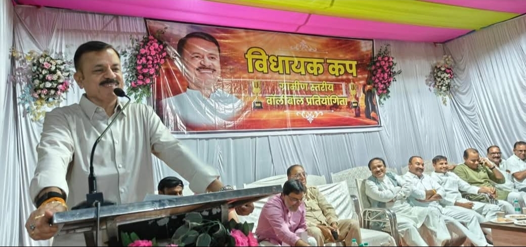 आज शाम रुद्र मैदान, गाडरवारा में स्पोर्ट्स क्लब ऑफ गाडरवारा द्वारा आयोजित "विधायक_कप" ग्रामीण स्तरीय वॉलीबॉल प्रतियोगिता के समापन कार्यक्रम मे शिक्षा परिवहन मंत्री राव उदय प्रताप सिह समलित हुए