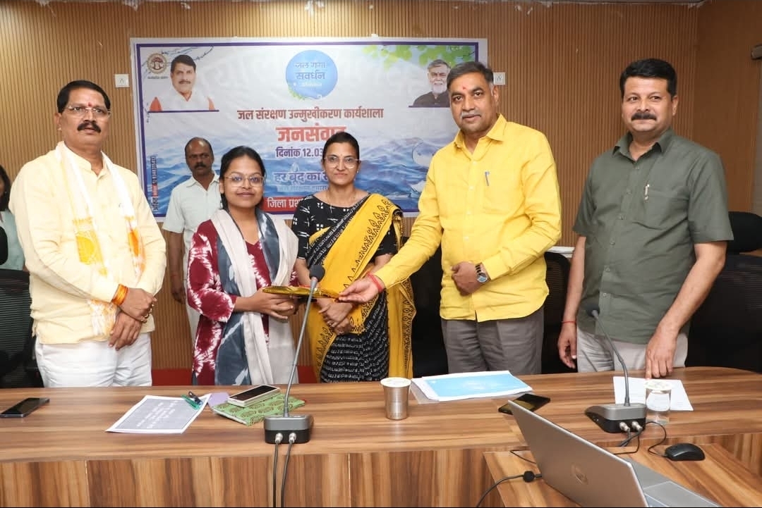 कलेक्टर श्रीमती रजनी सिंह ने यूपीएससी परीक्षा में चयनित बेटियों को सम्मानित किया