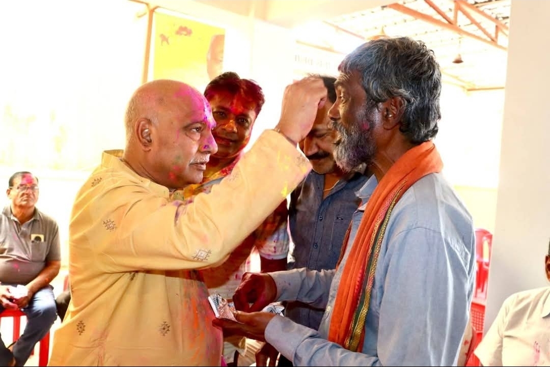 भारतीय जनता पार्टी के प्रदेश अध्यक्ष व विधायक श्री हेमंत खण्डेलवाल ने होली पर्व के अवसर पर बुधवार को बैतूल जिले के विजय सेवा न्यास में आयोजित कार्यक्रम में शामिल होकर दी शुभकामनाएं