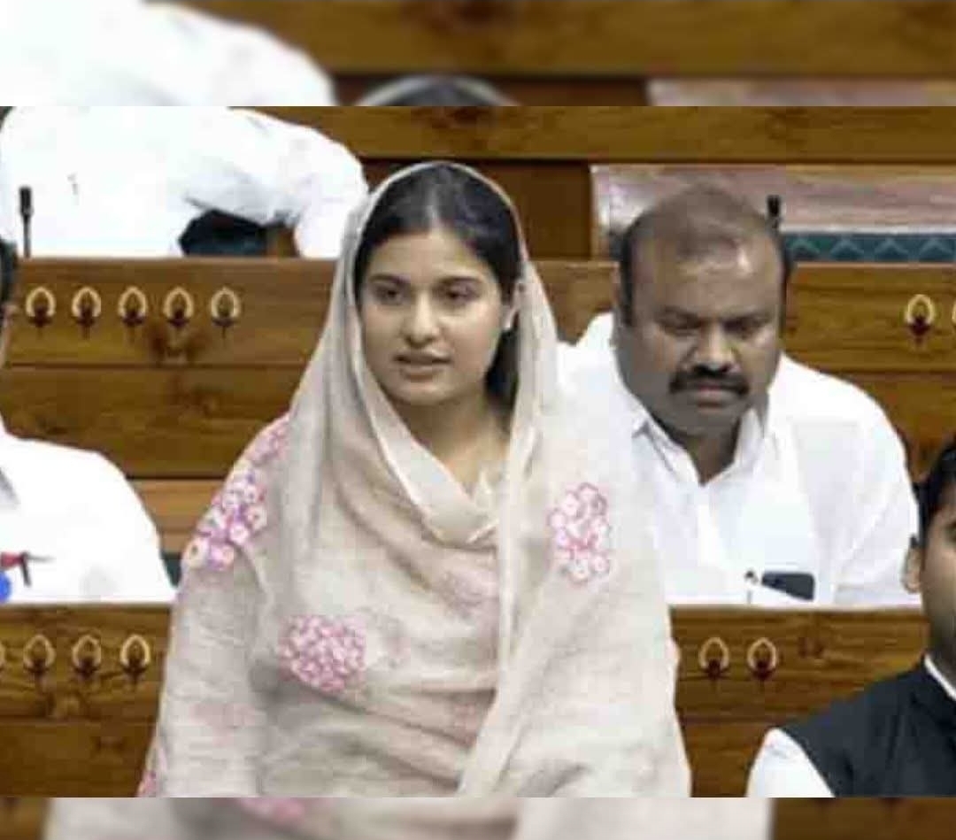 समाजवादी पार्टी की सांसद इकरा हसन ने सदन में निजी स्कूलों द्वारा महंगी किताबों और यूनिफॉर्म की मनमानी कीमतों का मुद्दा उठाया