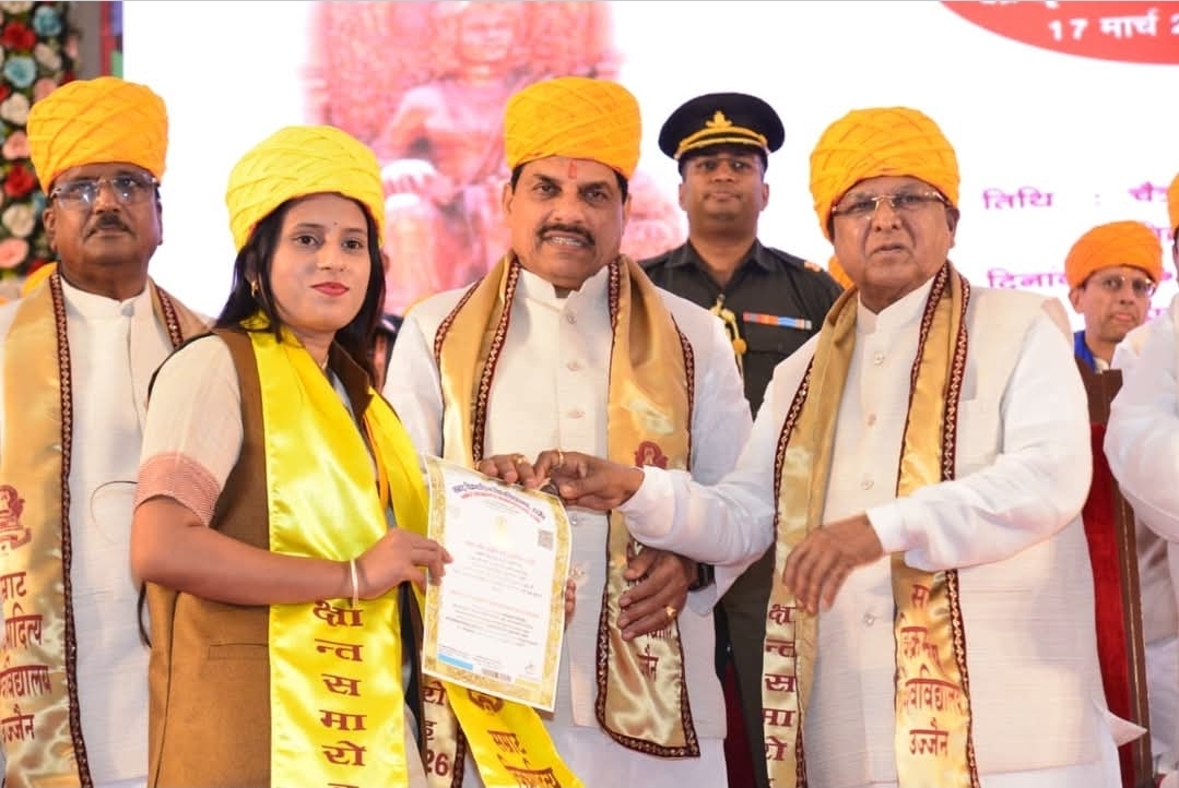 राज्यपाल श्री मंगुभाई पटेल और मुख्यमंत्री डॉ. मोहन यादव ने उज्जैन स्थित सम्राट विक्रमादित्य विश्वविद्यालय के 30वें दीक्षांत समारोह का दीप प्रज्ज्वलन और माँ सरस्वती की प्रतिमा पर पुष्प अर्पित कर शुभारंभ किया