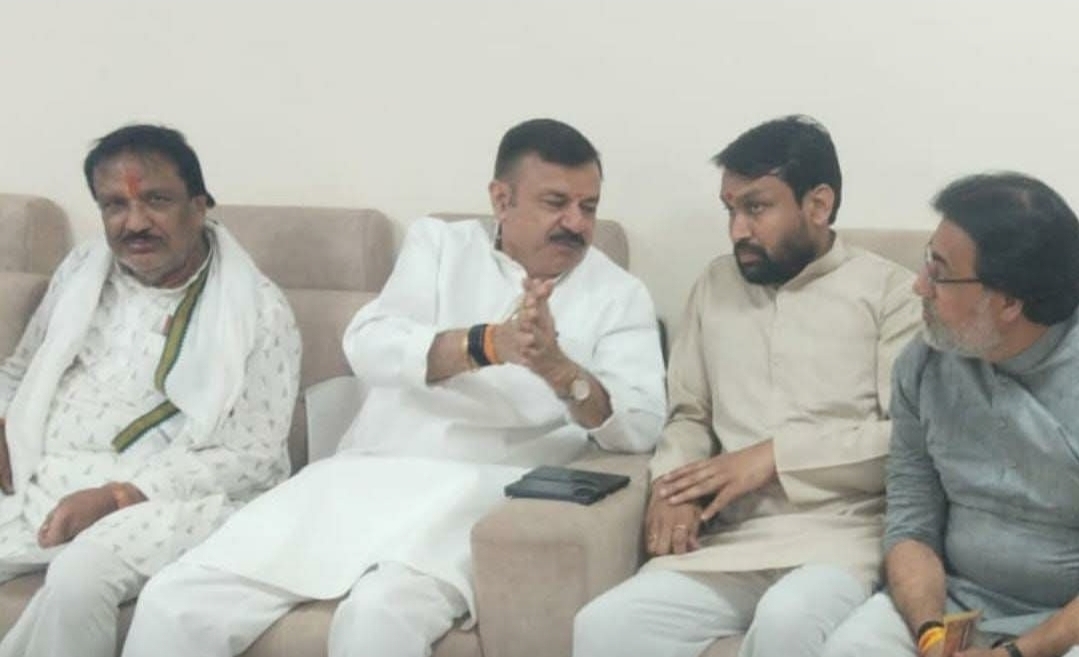 फीस की ‘लूट’ और किताबों का खेल परेशान अभिभावक,