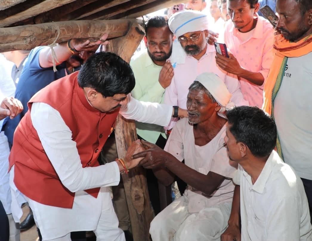 मध्यप्रदेश के मुख्यमंत्री डॉ. मोहन यादव आज छिंदवाड़ा जिले के केरर और ग्वारा गांव पहुंचे, जहां उन्होंने हाल ही में हुई बस दुर्घटना में जान गंवाने वाले ग्रामीणों के परिजनों से मुलाकात की