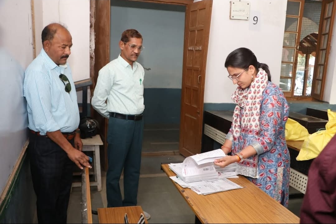 कलेक्टर श्रीमती सिंह ने किया माध्यमिक शिक्षा मंडल के मूल्यांकन केन्द्र का निरीक्षण अनुपस्थित मूल्यांकनकर्ताओं के विरूद्ध अनुशासनात्मक कार्यवाही के निर्देश