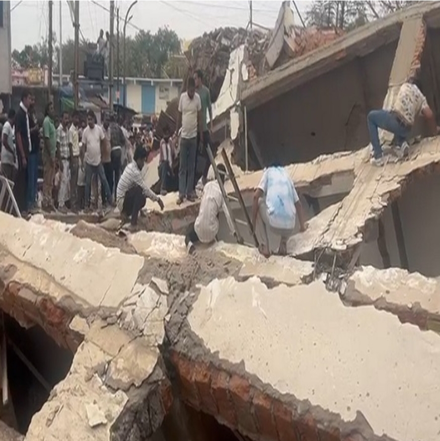 मध्य प्रदेश के अनूपपुर जिले के कोतमा बस स्टैंड स्थित अग्रवाल लॉज की 5 मंजिला इमारत अचानक भरभराकर गिर गई है। इस भीषण हादसे में दर्जनों लोगों के मलबे में फंसे होने की आशंका जताई जा रही है