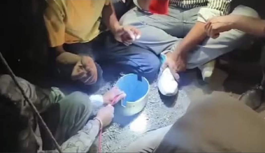 60 फीट गहराई में अटका है 3 साल का मासूम..., खेलते हुए जा गिरा बोरवेल में   मध्यप्रदेश के उज्जैन जिले में 3 साल का मासूम बोरवेल में गिरने से हड़कंप मच गया. 60 फीट गहराई में फंसे बच्चे को निकालने के लिए रातभर रेस्क्यू ऑपरेशन जारी है.