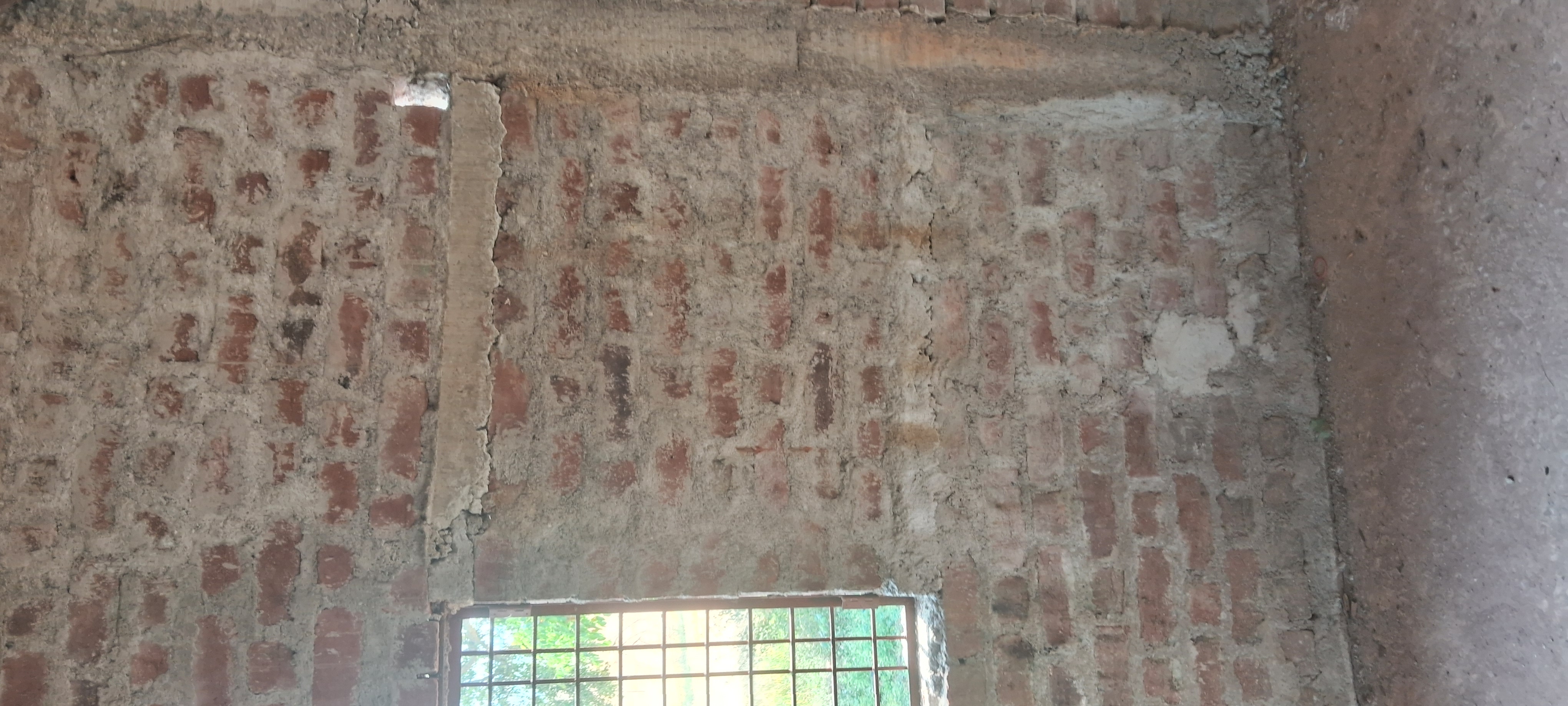 15 लाख के सामुदायिक भवन में भ्रष्टाचार की दरारें, निर्माण के कुछ समय बाद ही दीवारों में पड़े क्रैक  घघरौला कला पंचायत में सरपंच-सचिव की मिलीभगत के आरोप, गुणवत्ता पर उठे गंभीर सवाल