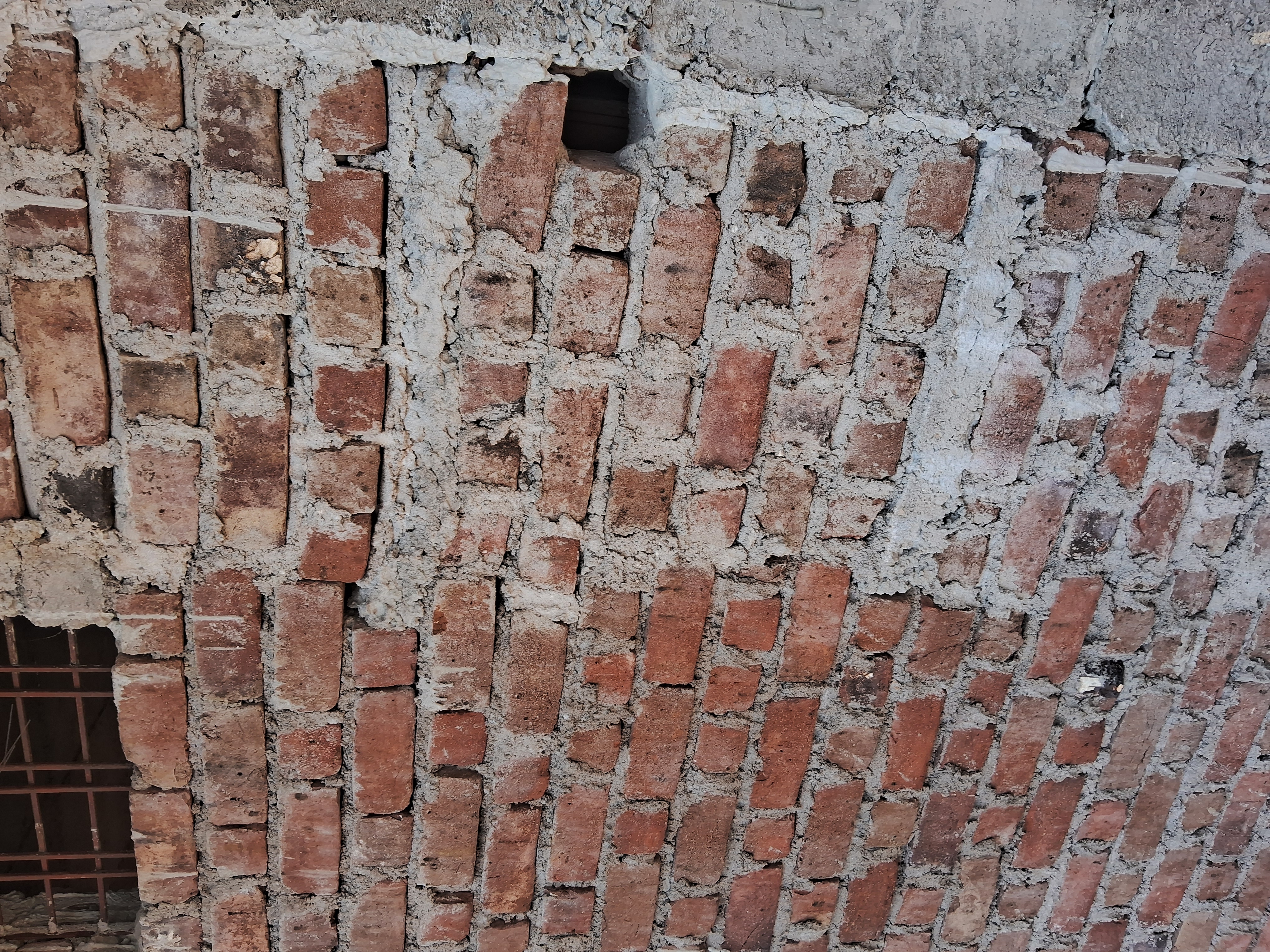 15 लाख के सामुदायिक भवन में भ्रष्टाचार की दरारें, निर्माण के कुछ समय बाद ही दीवारों में पड़े क्रैक  घघरौला कला पंचायत में सरपंच-सचिव की मिलीभगत के आरोप, गुणवत्ता पर उठे गंभीर सवाल