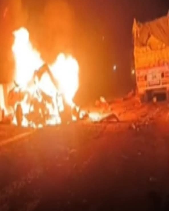 रीवा-मिर्जापुर नेशनल हाईवे पर भीषण हादसा, 11 की मौत, 9 जिंदा जले, मैहर दर्शन कर यूपी लौट रहा था परिवार