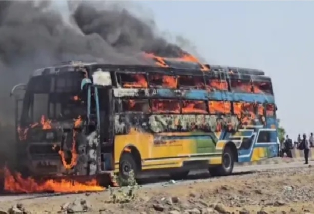 बारातियो से भरी बस में लगी भीषण आग, 60 लोग थे सवार, मची अफरा-तफरी; शादी की खुशीयों को लगी नजर...