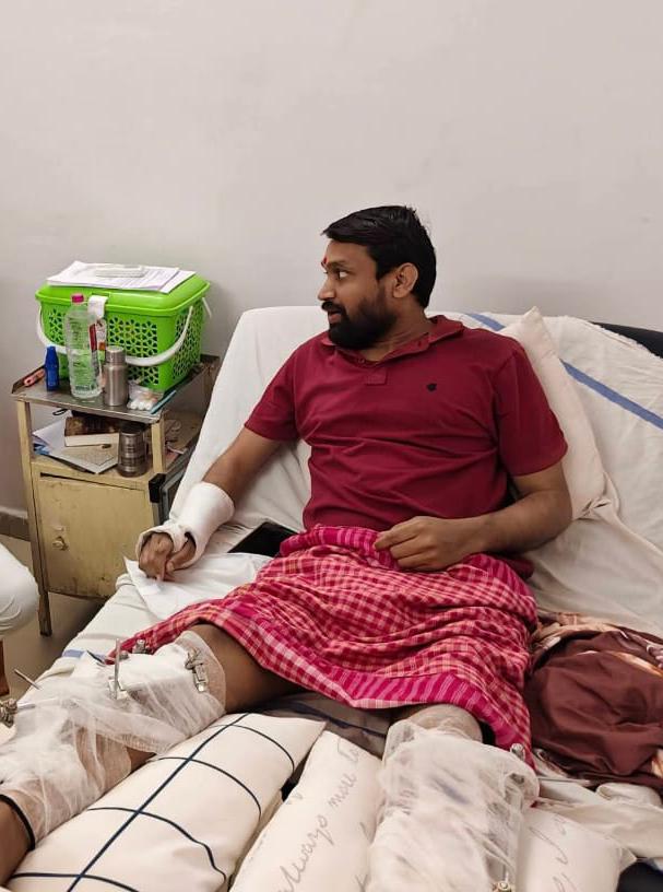 गाडरवारा  रेत माफिया के आतंक के बीच घायल भाजपा नेता को अस्पताल से जबरन डिस्चार्ज करने की कोशिश!  अवैध खनन की शिकायत पड़ी भारी, दोनों पैर टूटे, अब इलाज भी संकट में