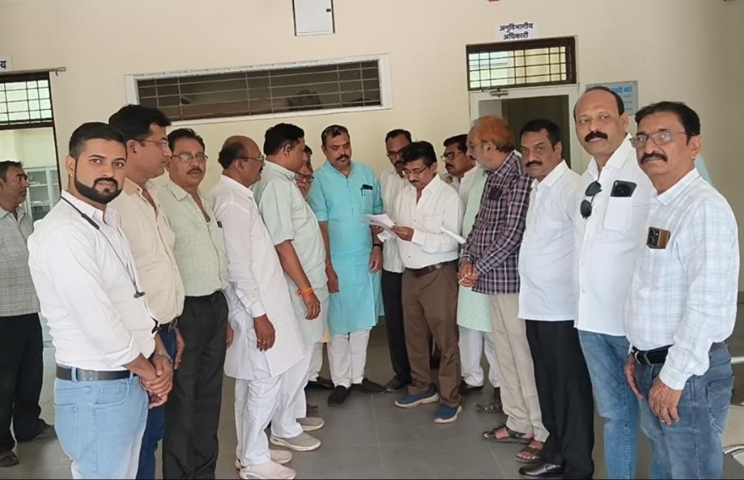 जिला कलचुरी समाज ने अनुविभागीय अधिकारी को सौंपा ज्ञापन।   खेत आगजनी पीड़ित परिवारजनों के पास पहुंचा समाज,हर संभव मदद का दिया अवश्वासन।