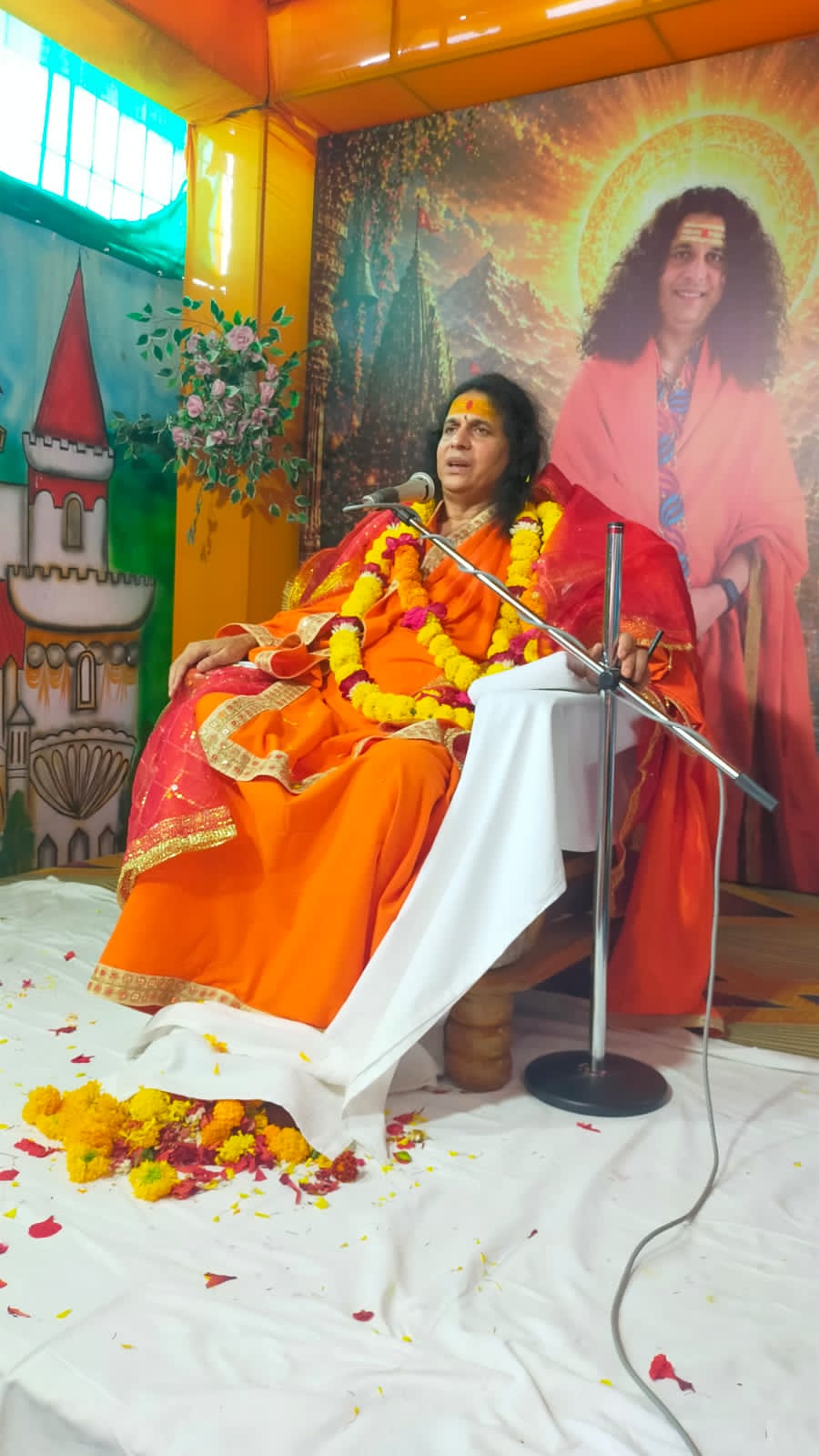 गाडरवारा। शनिवार को नगर में बड़े हर्ष उल्लास के साथ संत श्री 1008 महामंडलेश्वर स्वामी इंद्रदेव सरस्वती महाराज  का आगमन हुआ।