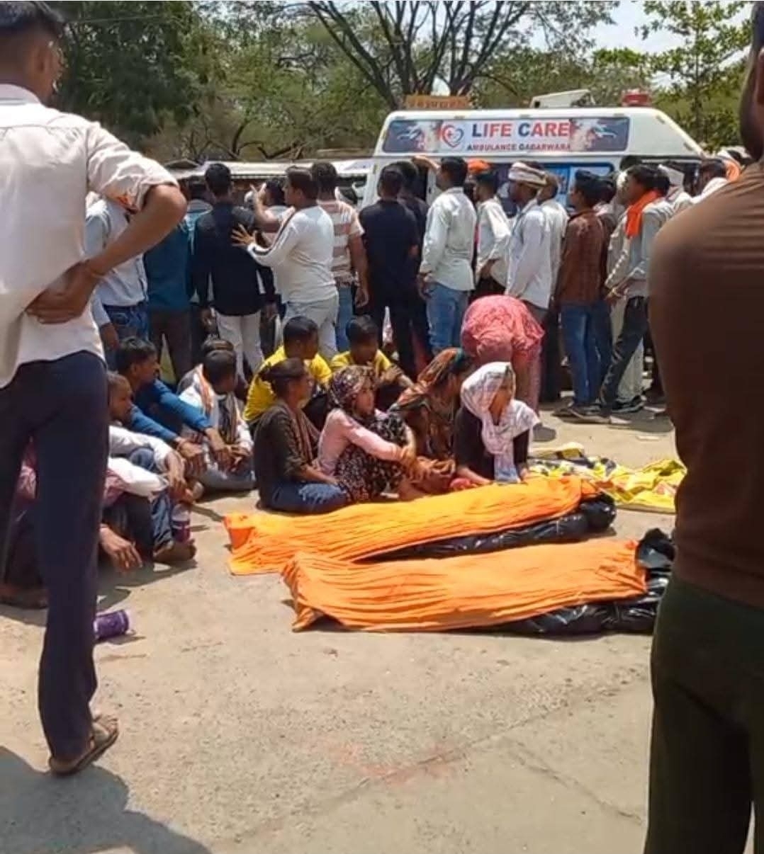 NTPC फ्लाई ऐश वाहनों का कहर: देर रात हादसे में दो की मौत, परिजनों ने शव रखकर किया चक्काजाम