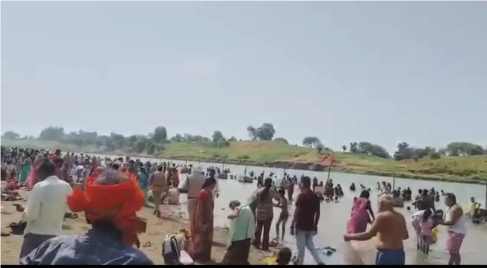 नरसिंगपुर गंगा दशहरा पर दर्दनाक हादसा: ककरा घाट नर्मदा नदी में नहाने गए 20 वर्षीय युवक की डूबने से मौत ​ गंगा दशहरा के पावन पर्व पर नर्मदा नदी के तट पर एक बड़ा ही दुखद हादसा सामने आया है।