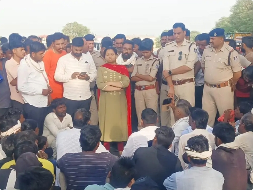नरसिंहपुर: डंपर से कुचलकर युवक की मौत पर 12 घंटे चक्काजाम, कांग्रेस जिलाध्यक्ष सुनीता पटेल समेत 30 नेताओं और ग्रामीणों पर FIR दर्ज