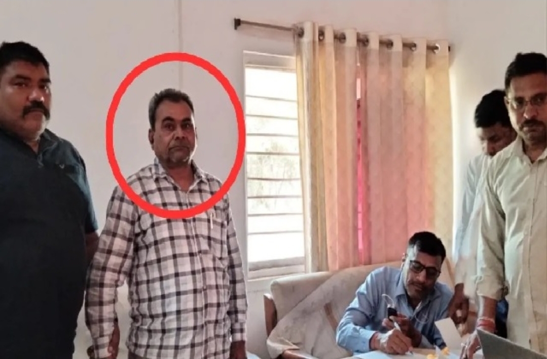 रीवाः मध्यप्रदेश के रीवा जिले में भ्रष्टाचार के खिलाफ लोकायुक्त ने बड़ी कार्रवाई की है। यहां तहसील कार्यालय में बाबू को 9500 रुपए की रिश्वत लेते रंगे हाथ पकड़ा गया है..