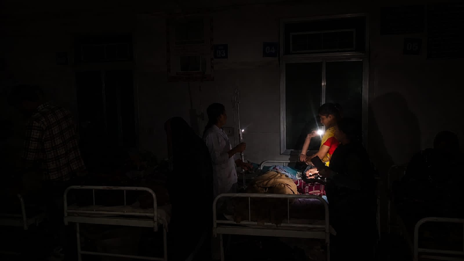 बच्चों के वार्ड में अंधेरा, बाकी अस्पताल में रोशनी!  100 बिस्तरों वाले शासकीय सिविल अस्पताल गाडरवारा में मासूमों की जिंदगी से खिलवाड़ का बड़ा खुलासा