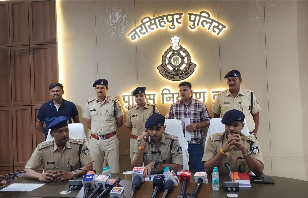 नरसिंहपुर पुलिस की बड़ी सफलता, शातिर चोर गिरोह पकड़ाया  स्टेशनगंज थाना पुलिस ने 7 चोरियों का खुलासा करते हुए शातिर चोर गिरोह को गिरफ्तार किया है। पुलिस अधीक्षक डॉ. ऋषिकेश मीना ने प्रेस वार्ता में पूरे मामले का खुलासा किया।