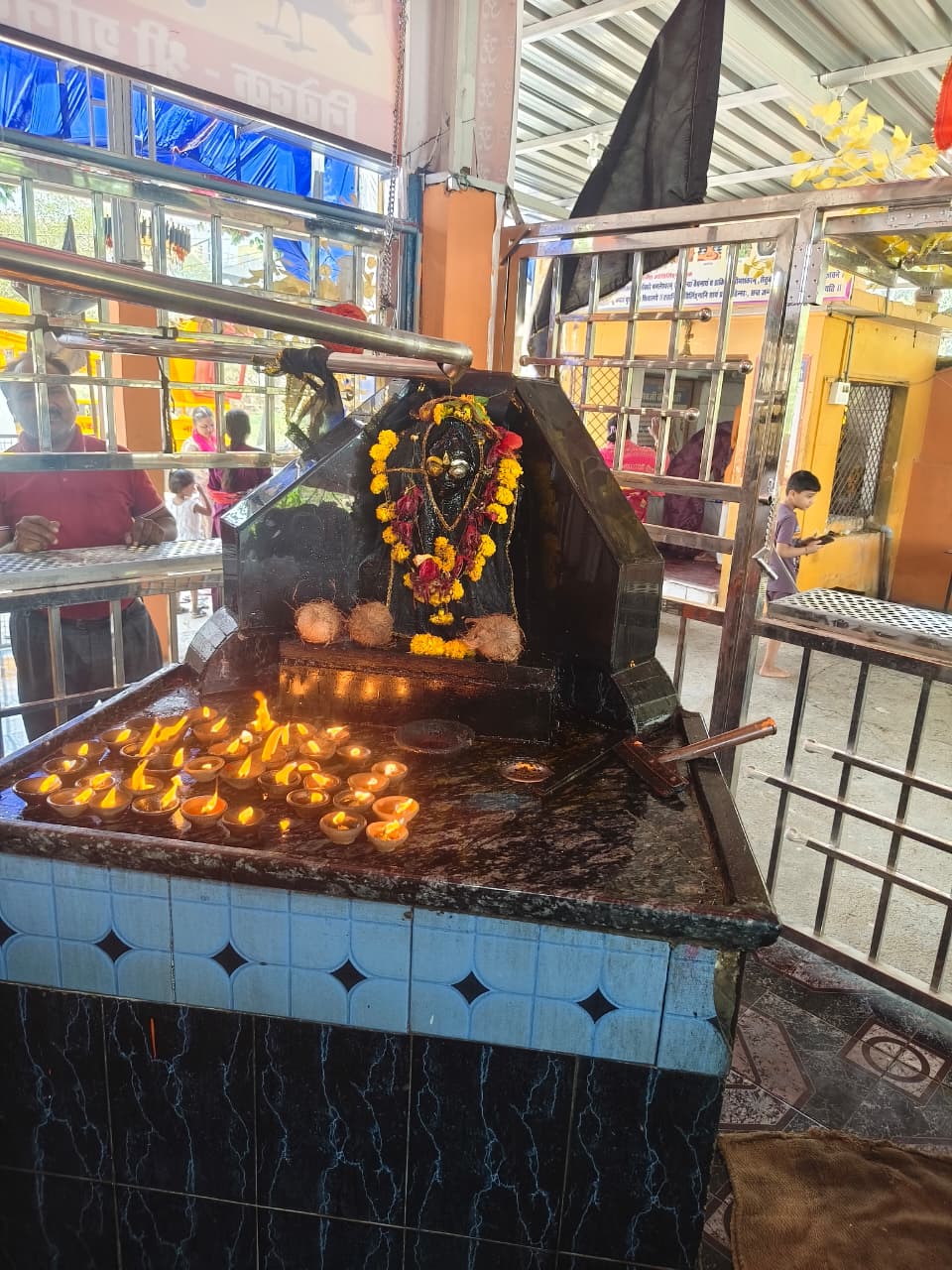 गाडरवारा शनि जयंती पर शनि मंदिरो में लगा भक्तों का ताँता   गाडरवारा। शनिवार को ज्येष्ठ अमावस्या के पावन अवसर पर गाडरवारा के बोदरी नाका स्थित शनि मंदिर मे शनि जयंती हर्षोल्लास से मनाई गई..