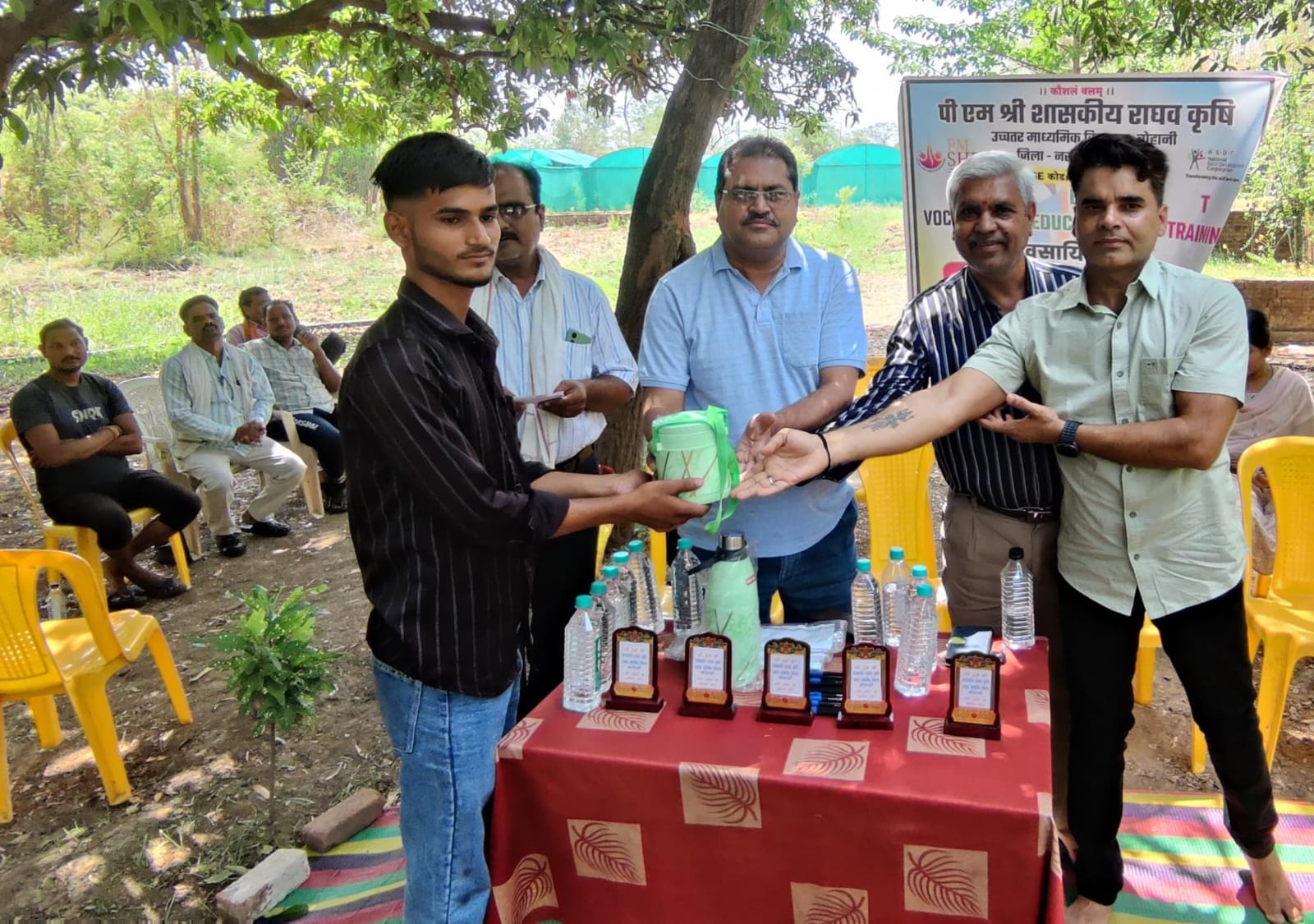 पीएम श्री स्कूल बोहानी के कृषि छात्रों ने संजय निकुंज नर्सरी में सीखा उन्नत खेती का हुनर  20 दिवसीय ओजेटी प्रशिक्षण संपन्न, आधुनिक कृषि तकनीकों का मिला व्यावहारिक अनुभव