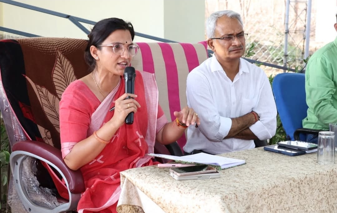 कलेक्टर के कड़े निर्देश: सभी गांवों में पात्र व्यक्तियों के शत-प्रतिशत बनाए जाएं आयुष्मान कार्ड ​स्वास्थ्य और महिला एवं बाल विकास विभाग की संयुक्त बैठक में चांवरपाठा विकासखंड की हुई समीक्षा; आधार अपडेशन के लिए ग्राम पंचायतों में लगेंगे कैंप