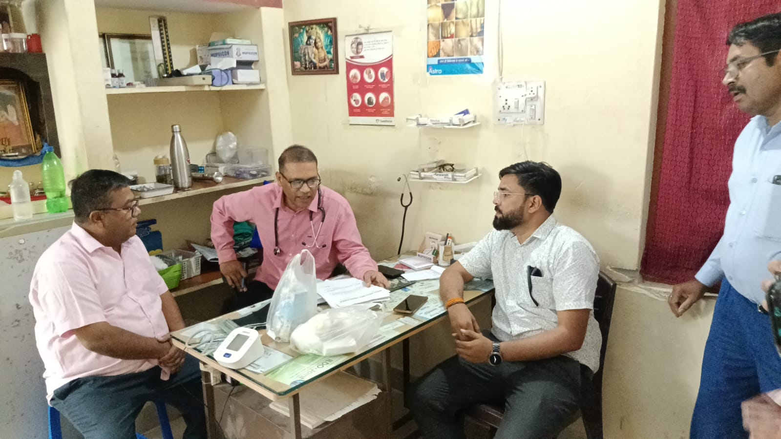 गाडरवारा में झोलाछाप डॉक्टरों पर स्वास्थ्य विभाग की बड़ी कार्रवाई, संयुक्त टीम की दबिश से मचा हड़कंप  डिग्री, पंजीयन और दस्तावेजों की हुई जांच, दवाएं व चिकित्सा उपकरणों के नमूने जब्त