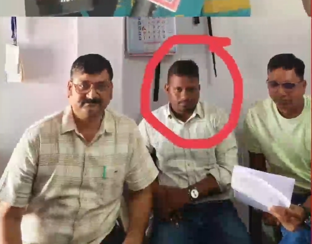 नरसिंगपुर  ​रिश्वतखोर पटवारी रंगे हाथ गिरफ्तार: नामांतरण के बदले मांग रहा था घूस