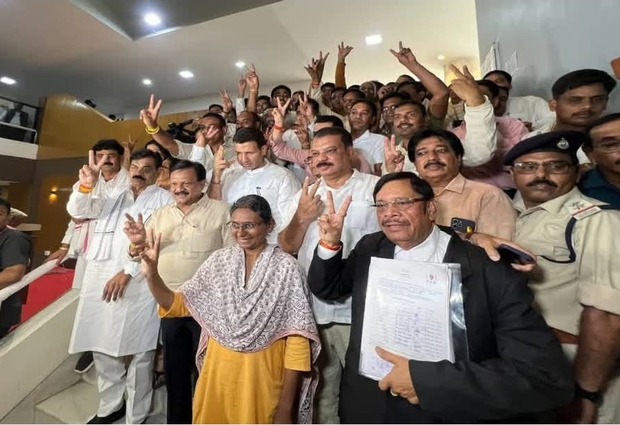 मध्य प्रदेश राज्यसभा चुनाव: कांग्रेस प्रत्याशी मीनाक्षी नटराजन ने भरा नामांकन, बीजेपी पर विधायकों को ₹5-5 करोड़ का ऑफर देने का लगाया गंभीर आरोप