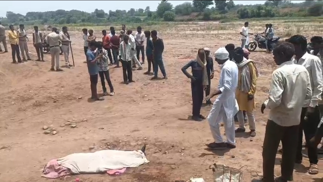 नरसिंहपुर: अज्ञात वाहन की टक्कर से बुजुर्ग महिला की मौत, परिजनों में आक्रोश; पुलिस जांच में जुटी