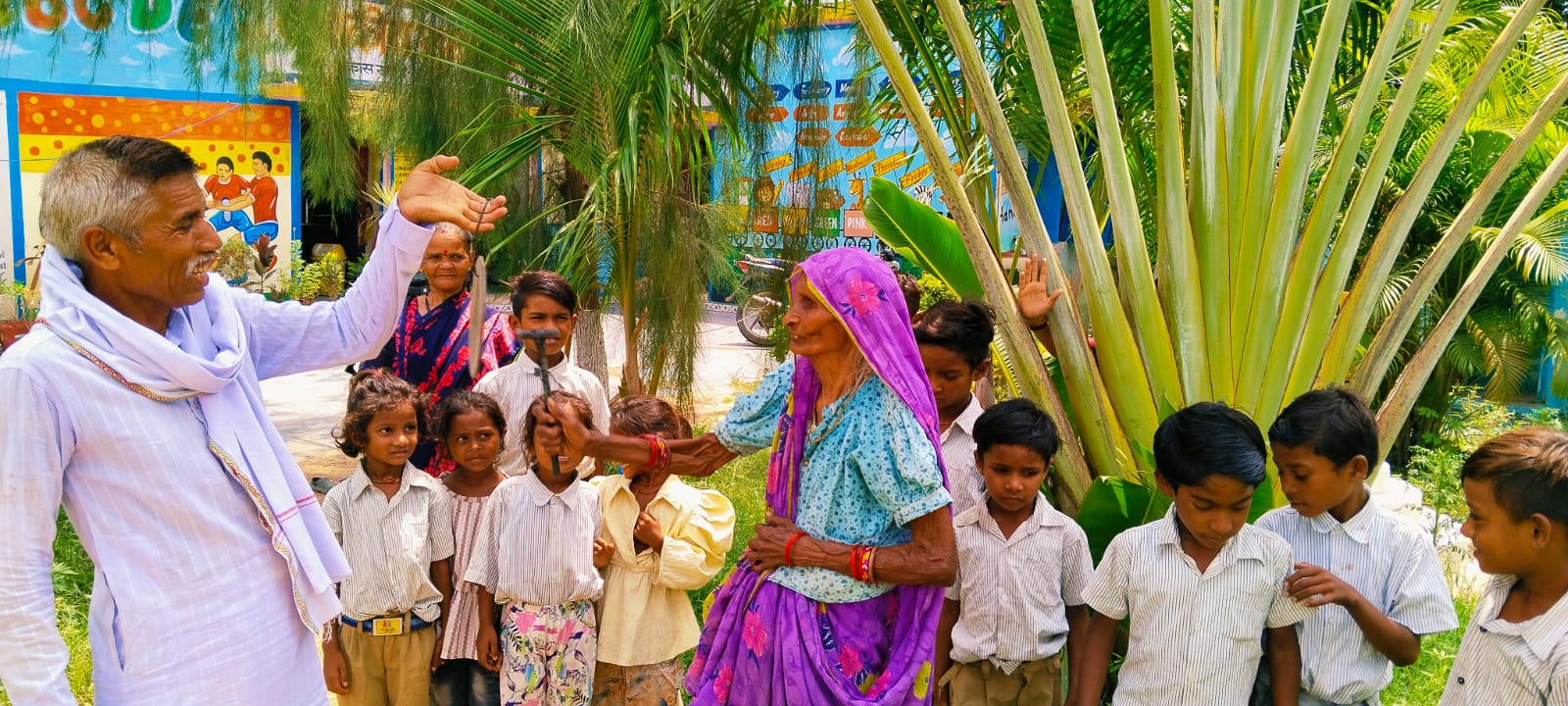 गाडरवारा ग्रीष्मकालीन अवकाश के बाद स्कूलों में लौटी रौनक, दोस्तों से मिलें विद्यार्थी,   पाली की प्राथमिक शाला में बुजुर्ग महिला ने घंटी बजाकर किया स्कूल खुलने का शुभारंभ