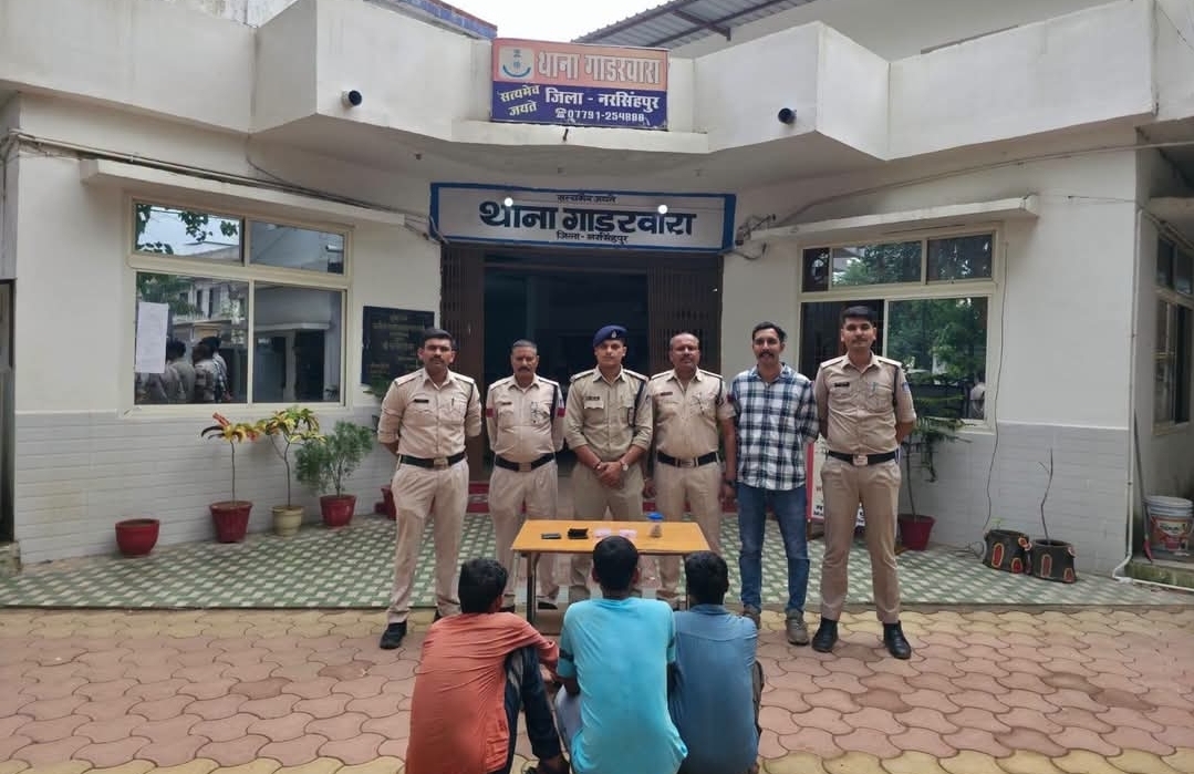 नरसिंहपुर पुलिस की बड़ी कामयाबी: हींग बेचने के बहाने बस यात्रियों के बैग काटने वाले अंतरराज्यीय चोर गिरोह का पर्दाफाश