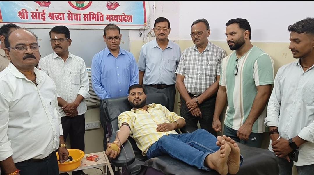 गाडरवारा रक्तदान से आज भी जीवित है मानवता।  समिति की 16 वीं वर्षगांठ पर 16 ने लिया संकल्प, 12 यूनिट का हुआ रक्तदान।