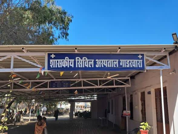 गाडरवारा सिविलसिस्पताल की ड्यूटी व्यवस्था पर बड़ा सवाल: रोस्टर में एक डॉक्टर, इमरजेंसी में दूसरा—कौन दे रहा था अनुमति?  हार्ट अटैक के लक्षणों वाली वृद्धा को गैस बताकर घर भेजने के आरोप के बाद उठा मामला; परिजनों ने मांगी उच्चस्तरीय जांच,