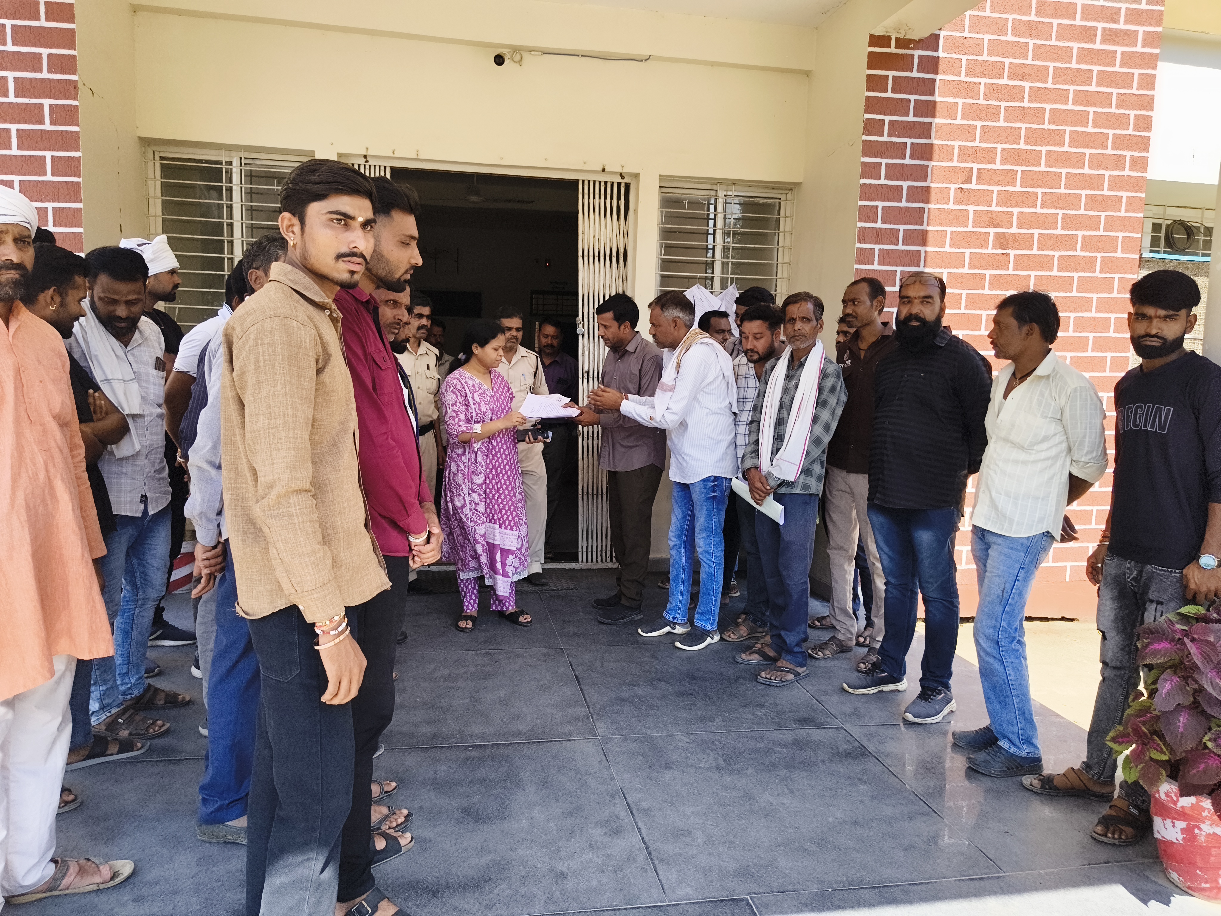 गाडरवारा  पलोहा बड़ा में CNG प्लांट के खिलाफ ग्रामीणों का फूटा आक्रोश, एसडीएम से की निर्माण पर तत्काल रोक लगाने की मांग!