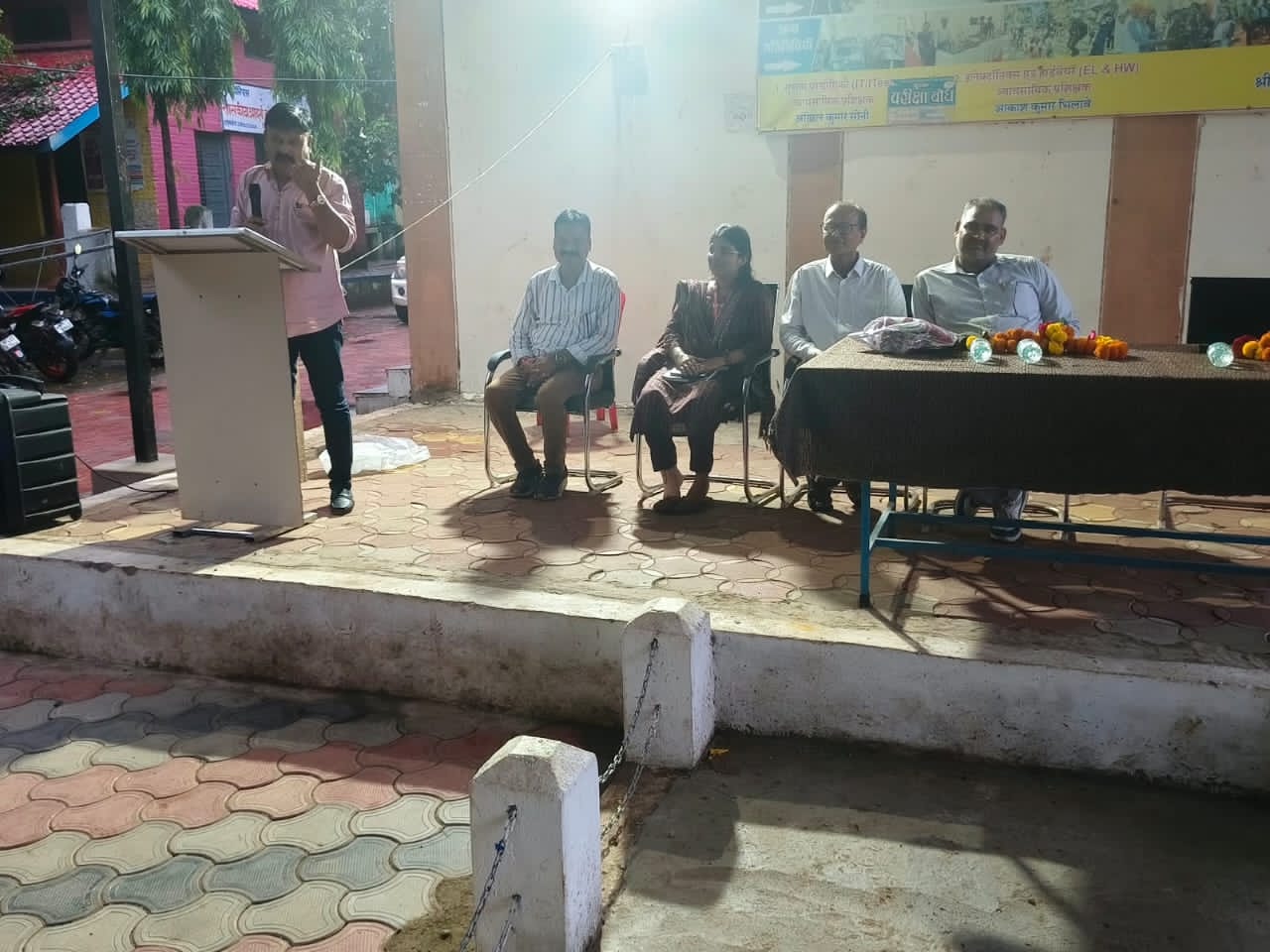 गाडरवारा ​'विद्यार्थियों को सफलता की बुलंदियों पर पहुंचाने लक्ष्य बड़ा रखकर पढ़ाएं शिक्षक' — डॉ. अनिल कुशवाहा ​जिला शिक्षा अधिकारी ने आदर्श स्कूल में गाडरवारा के शिक्षकों से किया सार्थक संवाद,